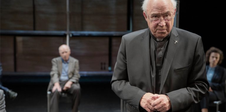 Die Stadtverwaltung möchte das Stück „Gott“ auf die Bühne im Kolpingsaal holen.