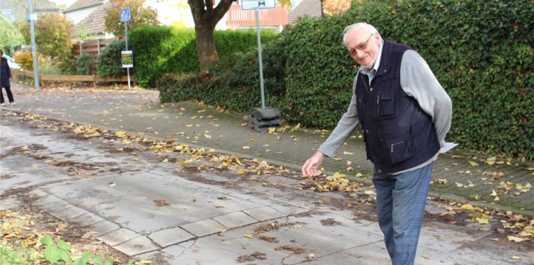 Ernst Kirschmann an der letzten Bodenschwelle, die Rasen verhindern soll. Er wünscht sich mehr davon auf der dem neuen Westhellweg.