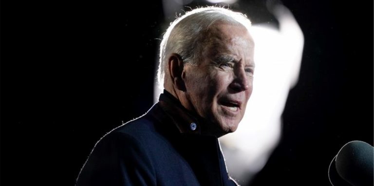 Joe Biden spricht bei einer Kundgebung im US-Bundesstaat Virginia. Der US-Präsident kritisiert seinen Vorgänger Donald Trump unter anderem wegen dessen Äußerungen über den jüngst verstorbenen Ex-Außenminister Colin Powell.
