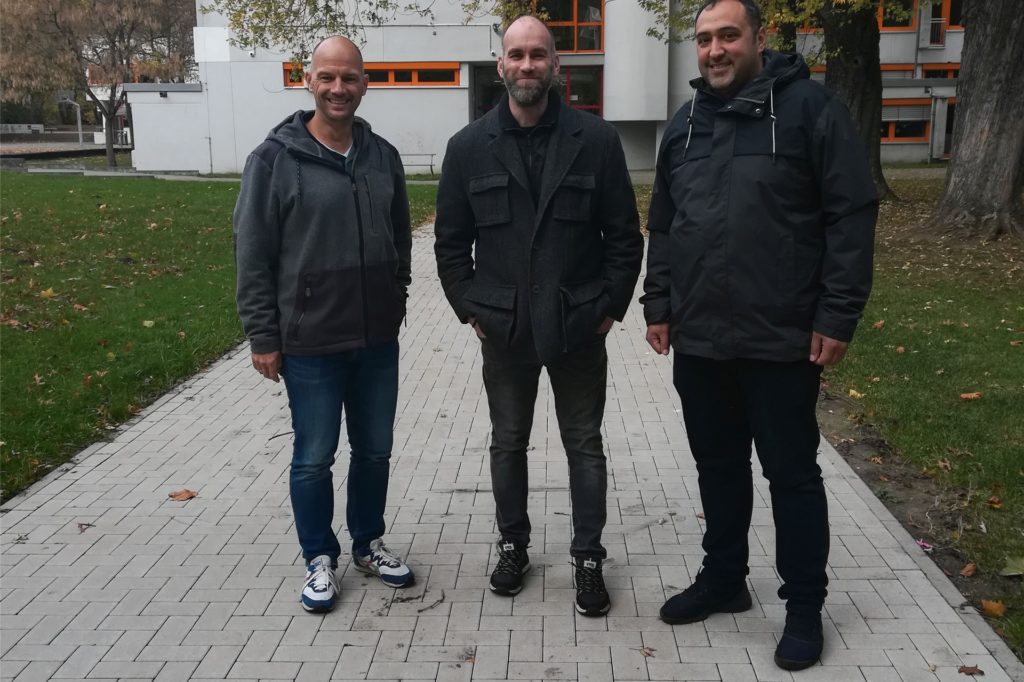 Haben sich auf ein gemeinsames Vorgehen geeinigt: Robert Goelzner (M.), Sprecher der Stadtschulpflegschaft Lünen, Tobias Ortmann (CDU, l.) und Ferhat Aydin (SPD, r.).