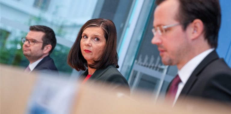 Dirk Wiese (r), stellvertretender SPD-Fraktionsvorsitzender, Katrin Göring-Eckardt (M), Fraktionsvorsitzende von Bündnis 90/Die Grünen, und Marco Buschmann, Erster Parlamentarischer Geschäftsführer der FDP-Bundestagsfraktion, stellen auf einer Pressekonferenz Eckpunkte zur «Geordneten Beendigung der epidemischen Lage von nationaler Tragweite» vor.
