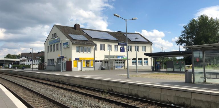 Das Gleis 2, auf dem die Züge am Fröndenberger Bahnhof gen Dortmund fahren, blieb am Tag der Abreise leer. So verpasste Karl-Heinz Claaßen seinen Anschluss zum ICE.