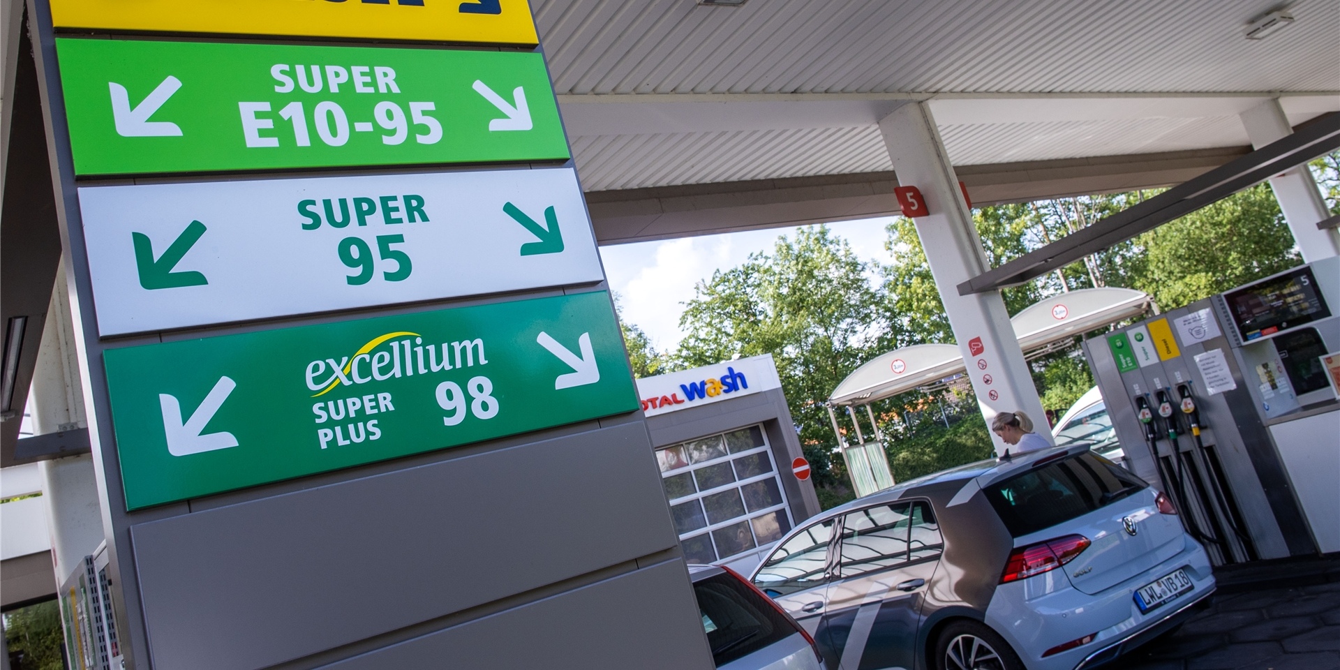 Viele Autofahrer versuchen angesichts steigender Benzinpreise dann zu tanken, wenn der Tagespreis möglichst niedrig ist.