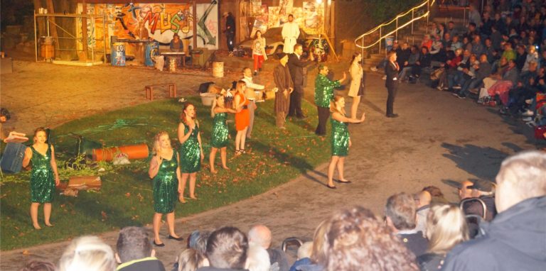 Mit „Der kleine Horrorladen“ wurde die Saison 2019 in der Freilichtbühne beendet. Dass es danach lange keine Stücke mehr auf der Bühne geben würde, ahnte noch niemand zu diesem Zeitpunkt. Bald steigt die erste Premiere seit zwei Jahren.