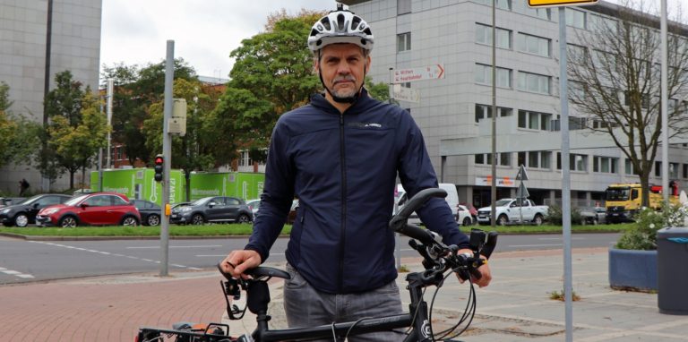 Andreas Linnemann fährt regelmäßig mit dem Fahrrad zur Arbeit. Dabei fallen ihm regelmäßig Autos in Dortmund auf, die falsch abgestellt worden sind.