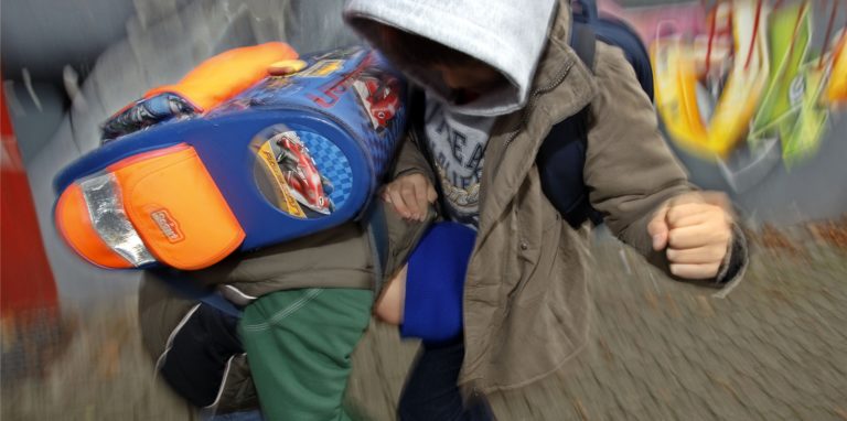 Autsch: In einer handfesten Prügelei müssen Streitigkeiten nicht immer enden. Meist reicht es, Selbstbewusstsein zu zeigen. Und die passenden Antworten zu kennen, wenn man blöde Sprüche bekommt. Dazu gibt Psychotherapeut Dr. Christian Lüdke Tipps.