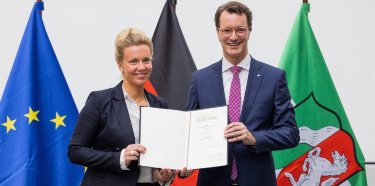 Hendrik Wüst (CDU), NRW-Ministerpräsident, vereidigt Ina Brandes, neue Verkehrsministerin von NRW.
