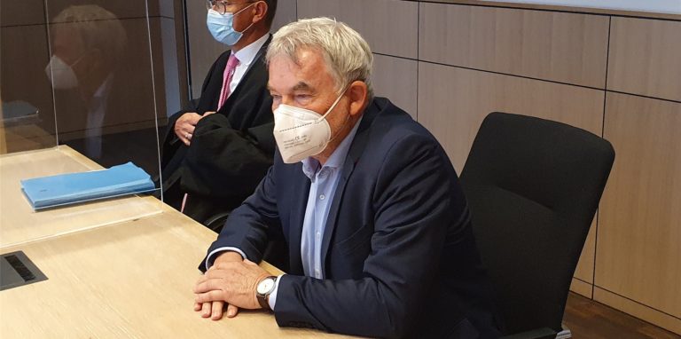 Der echte Manni Breuckmann neben seinem Anwalt Dr. Thomas Hölscher im Gerichtssaal.