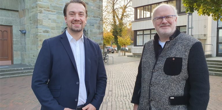 Verwaltungsleiter des Pastoralen Raumes Unna-Fröndenberg-Holzwickede, Stefan Spallek und Pfarrer Paul Mandelkow hoffen auf eine große Wahlbeteiligung bei den Pfarrgemeinderats- und Kirchenvorstandswahlen.