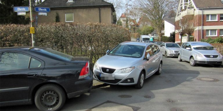 Auch wenn solches Parken verboten ist: Sind Parkplätze Mangelware, stehen Autos häufig überall dort, wo sie gerade noch hinpassen.