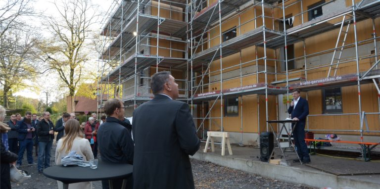 Viel los auf der Baustelle: Zum Richtfest kamen gut 100 Personen.