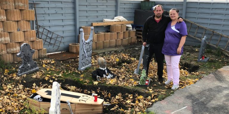 Benjamin und Jessica Gottwald haben ihren Garten in Bergkamen in einen „Friedhof des Schreckens“ verwandelt. Und auch sonst feiern sie Halloween im großen Stil.