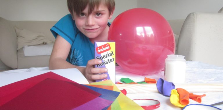 Der Kleister-Meister: Mats (8) zeigt uns, wie man zum Martinsumzug eine schöne Fackel ganz einfach selbst bastelt.
