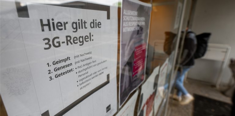 „Hier gilt die 3G-Regel“ steht auf einem Schild in einer deutschen Universität. (Symbolbild)