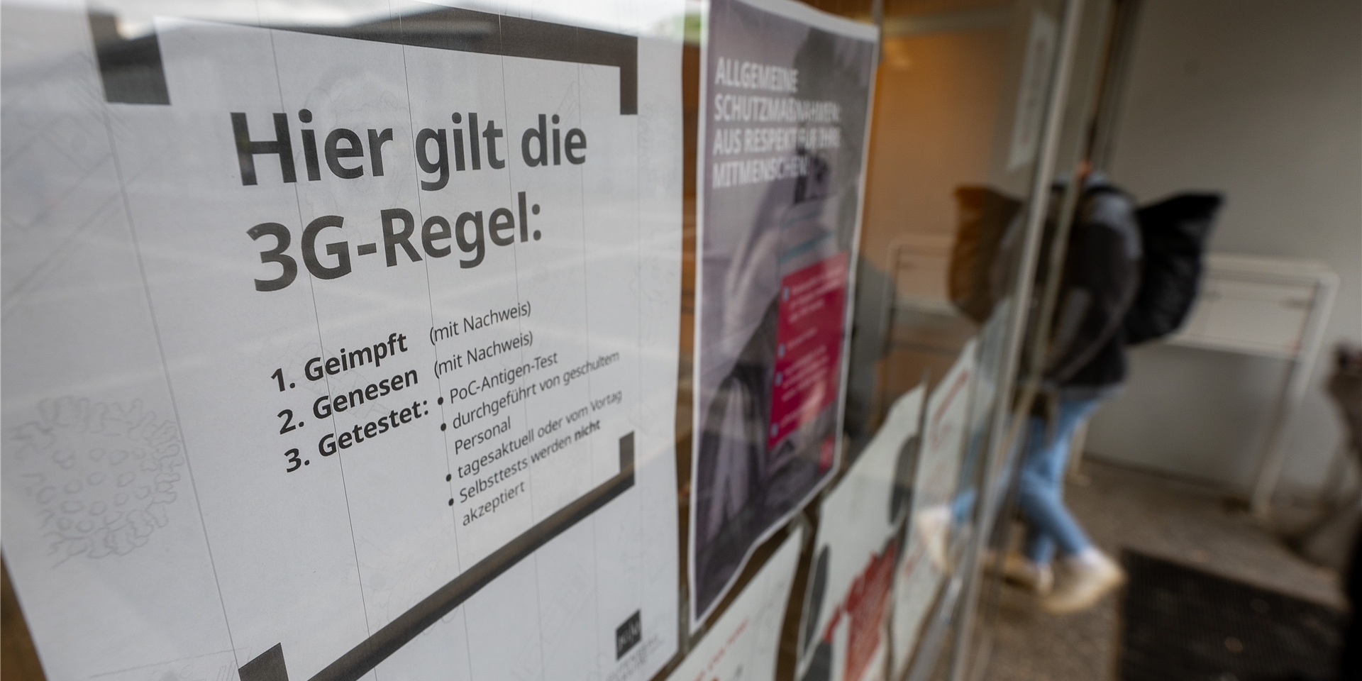 „Hier gilt die 3G-Regel“ steht auf einem Schild in einer deutschen Universität. (Symbolbild)