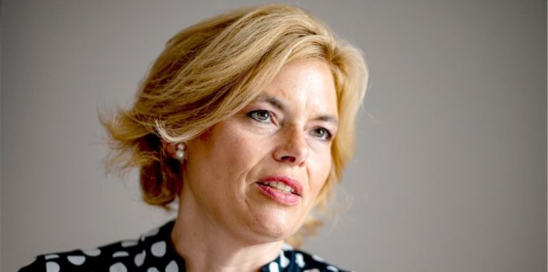 Julia Klöckner, rheinland-pfälzische CDU-Chefin, spricht bei einem Interview mit Journalisten.