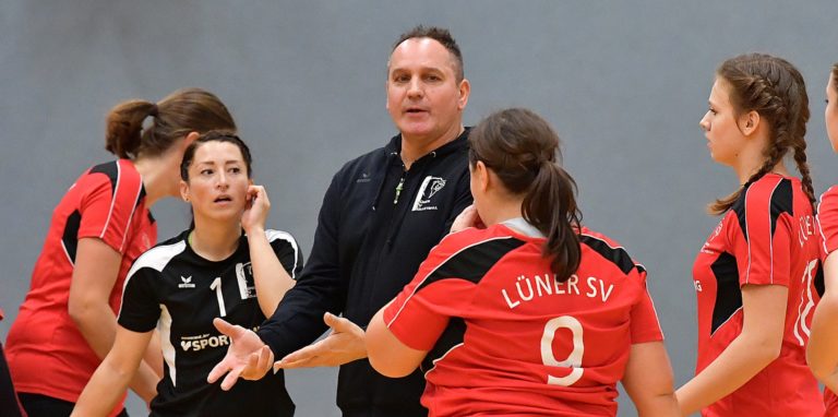 Trainer Andreas Josch und die Damen des Lüner SV mussten sich am Wochenende denkbar knapp geschlagen geben.