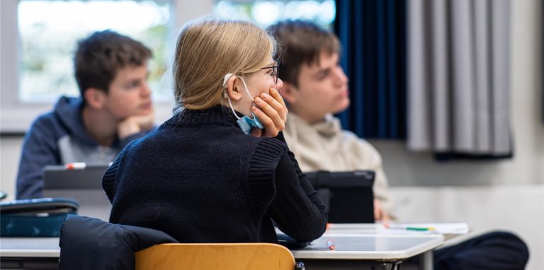 Die Lockerung der Corona-Auflagen in den NRW-Schulen seit diesem Dienstag dürfte manche Schüler erfreuen. Aber es gibt auch Kritik und Sorgen.