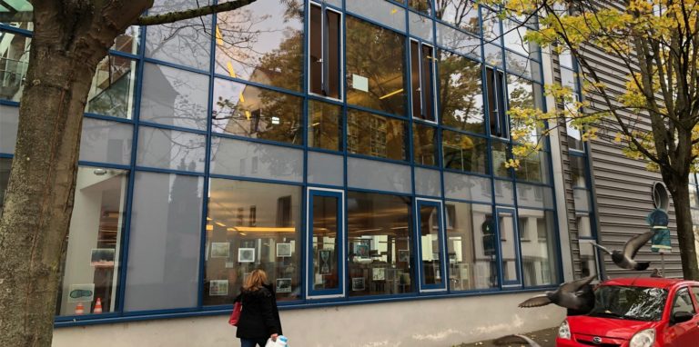 Die Bibliothek im Zentrum für Information und Bildung in Unna: Auch auf diesem aktuellen Foto vom Dienstag, 2. November, stehen drei Fenster offen.