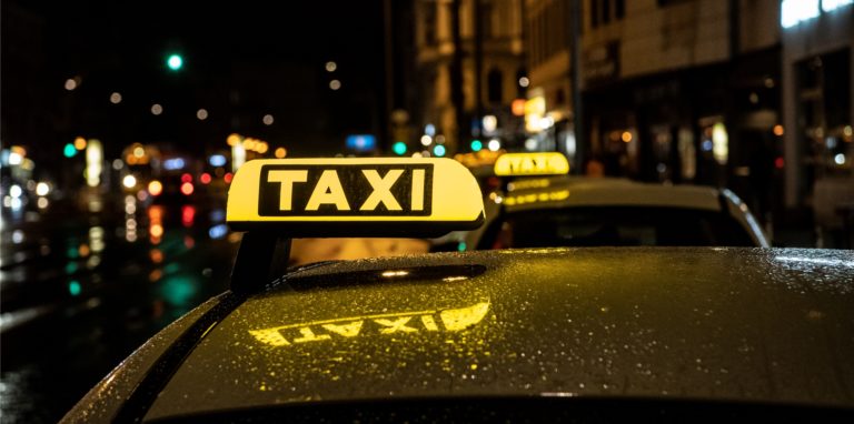 In der Nacht zu Dienstag schlug in Menden ein Fahrgast auf einen Taxifahrer ein (Symbolbild).