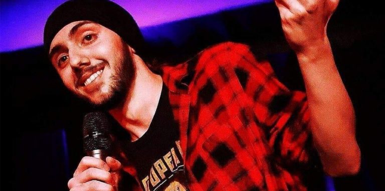 Der fast blinde Comedian Timur Turga tritt beim inklusiven Festival Kultur-Tandem auf.