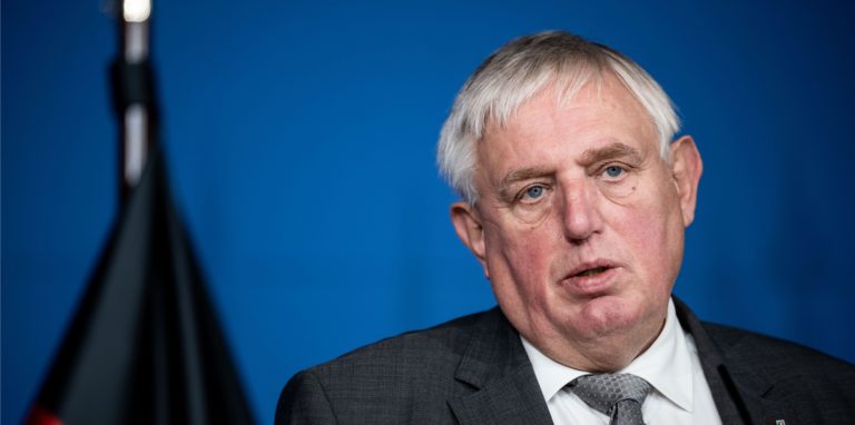 NRW-Gesundheitsminister Karl-Josef Laumann will mit kommunalen Impfzentren und den Hausärzten bei den Impfungen vorankommen.