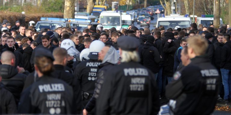 Polizeieinsatz auf der Kuithanstraße im Jahr 2017: Die Schalker Fans konnten das Derby nicht sehen.