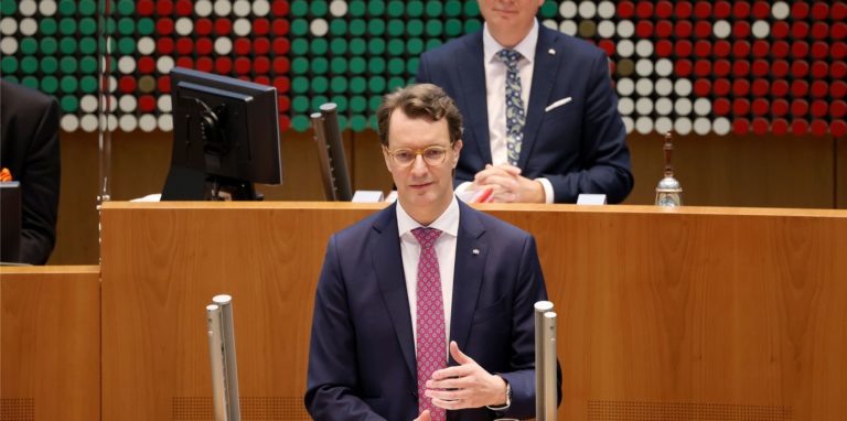 Hendrik Wüst (CDU), Ministerpräsident von Nordrhein-Westfalen, hat bei seiner ersten Regierungserklärung den Kohleausstieg zum Hauptthema gemacht.