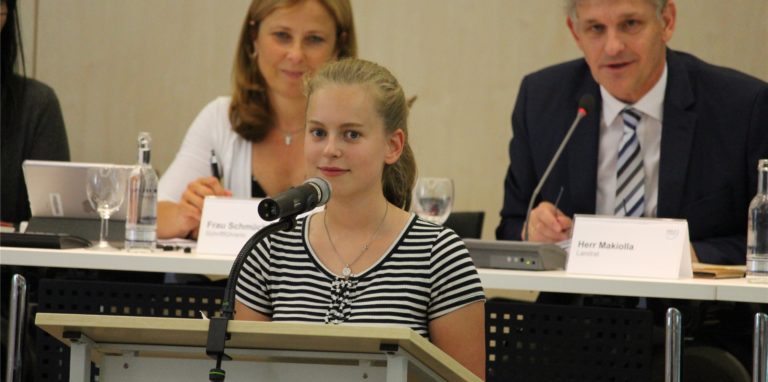 2019: Eva-Lotta Vogt, damals 16 Jahre alt, spricht im größten Parlament des Kreises Unna, dem Kreistag. Als Sprecherin von „Fridays for Future“ richtet sie einen Appell für mehr Klimaschutz an die Politik.