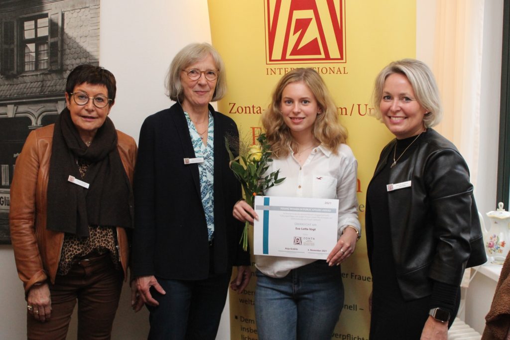 title attribut Eva-Lotta Vogt (2. v. r.) ist die diesjährige Preisträgerin des „Young Women in Public Affairs Award“. Christa Sonntag (v. l.), Brigitte Sonnenschein und Anja Grabitz vom Zonta-Club Hamm-Unna gratulierten der engagierten jungen Frau.