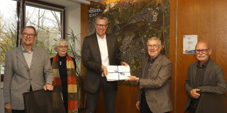 Bernd Margenburg, Barbara Griesdorn, Udo Bennemann
und Norbert Gruchot vom Nabu (v.l.) haben Bergkamens Bürgermeister Bernd Schäfer (M.) Unterschriften gegen den neuen Netto in Weddinghofen überreicht.
