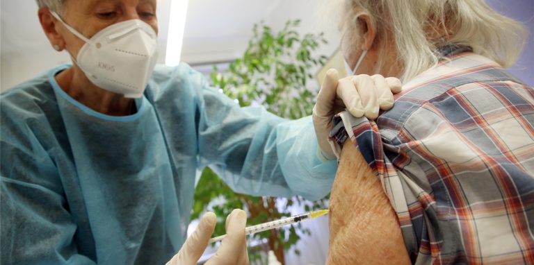 Derzeit werden vorwiegend ältere Menschen zum dritten Mal gegen das Coronavirus geimpft.