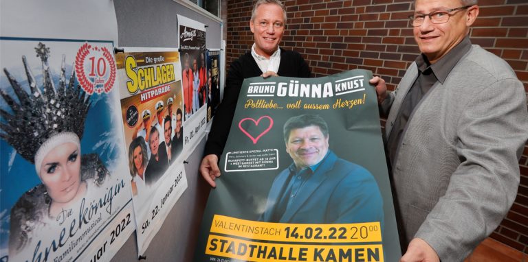 Nach zweijähriger Corona-Pause auf der Bühne der Stadthalle werden die ersten Künstler Anfang 2022 zurückkehren. Der Vorverkauf hat begonnen – hier Veranstaltungschef Markus Lücke und Geschäftsführer Frank Dreher.