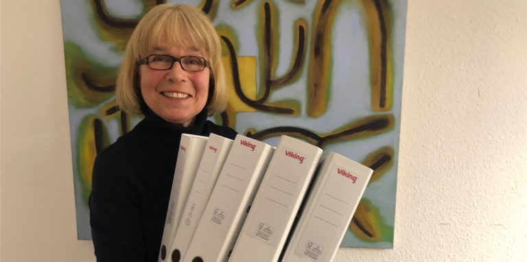 Cornelia Lange hat sich als „Aktenordnerin“ selbstständig gemacht. Sie schafft Ordnung, wenn die Dokumente auf dem Schreibtisch überquellen.