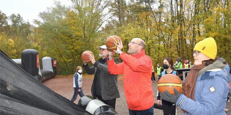 Auch Schulleiter Klaus de Vries und Fachbereichsleiter Ole Strathoff (v.li.) versuchten sich beim Basketball.