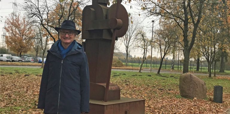 Michael Frücht an seinem Lieblingsort auf dem Gelände des LAFP in Selm Bork: Der Wächter, die Gedenkstätte für im Dienst getötete Kollegen.