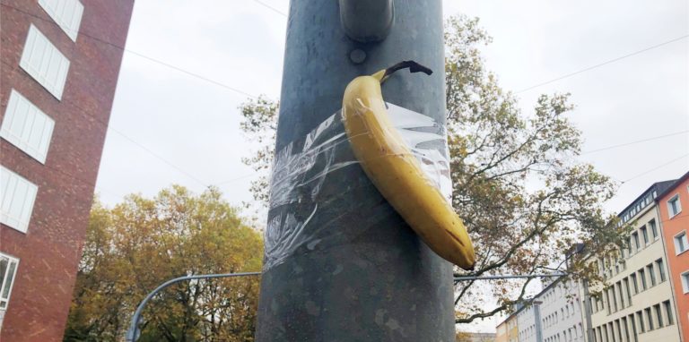 Die Banane am Ampelmast an der Kreuzung Hoher Wall/Grafenhof wirft Fragen auf.