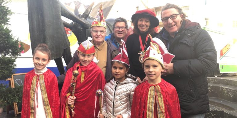 Sie freuen sich auf den Karneval: Hanna Tsatsoulis (vorne, v. l.), Lorenz Kaiser, Amina Ettaki und Lias Steinhoff sowie Helmut Scherer (hinten, v. l.), Stephan Koerdt, Margarethe Strathoff und Erhard Kaiser.