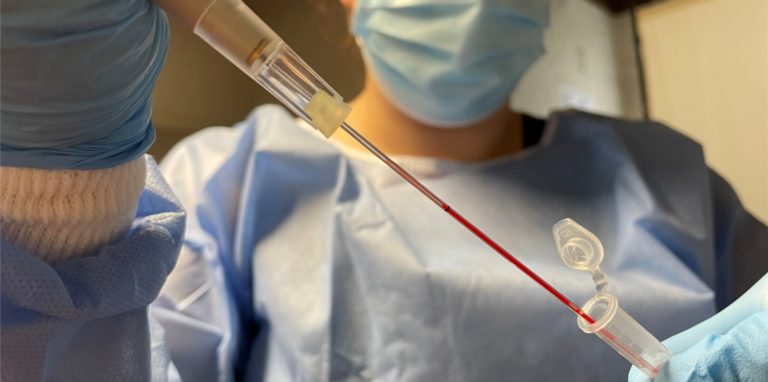 Beim Antikörpertest muss man ein wenig Blut lockermachen. Dafür erfährt man, wie gut man gegen eine Infektion geschützt ist. Wir haben das Ganze einmal ausprobiert.
