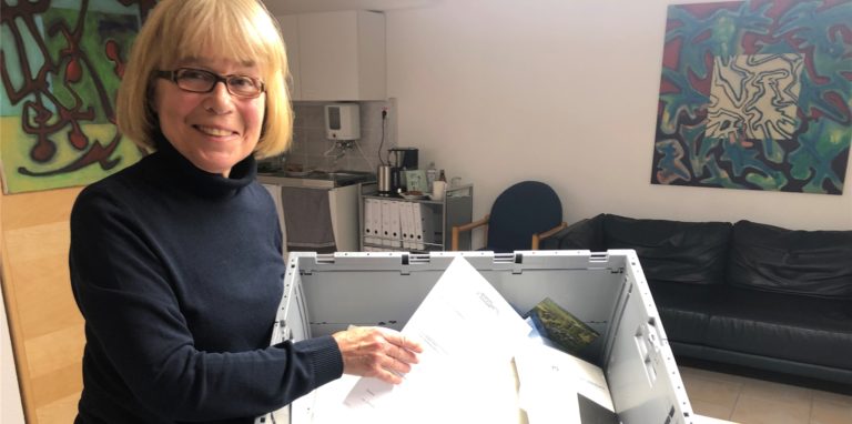 Die Aktenordnerin Cornelia Lange, die sich mit ihrem Papier-Sortierservice selbstständig gemacht hat, hat sechs hilfreiche Tipps für Schreibtisch-Messis.