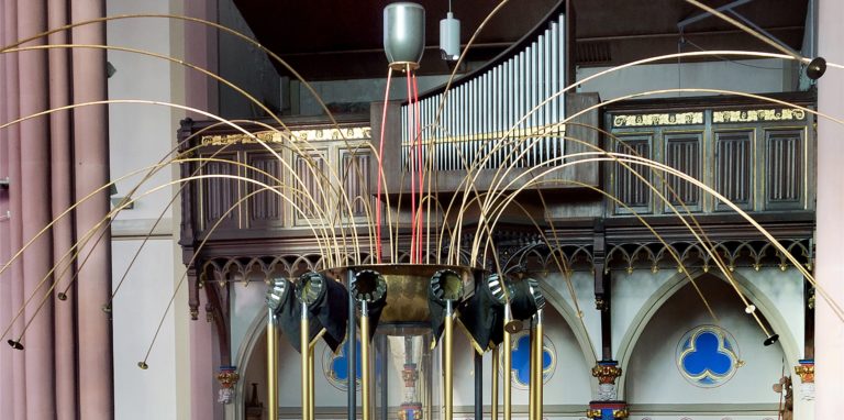 Seine Installation „Kollektor“ stellt der Schwerter Künstler Thomas Klegin in der Kirche St. Maximilian in Duisburg-Ruhrort aus.
