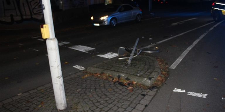 Das beschädigte Verkehrszeichen, das durch den Unfall in Mitleidenschaft gezogen wurde.