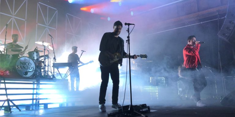 Verhüllt im Nebel, tanzte Nico Santos am Sonntagabend gemeinsam mit dem Dortmunder Publikum Samba.