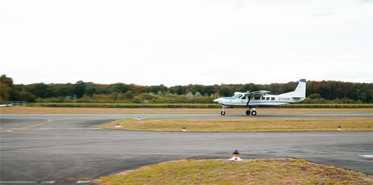 Ein Flugzeug der Fluggesellschaft Meerexpress fährt auf der Landebahn des Flughafen Schwarze Heide bei Hünxe.