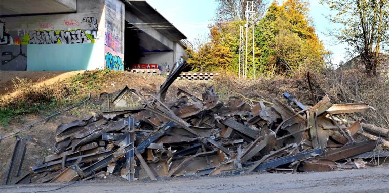 Von der Brücke ist nur noch Schrott übrig.