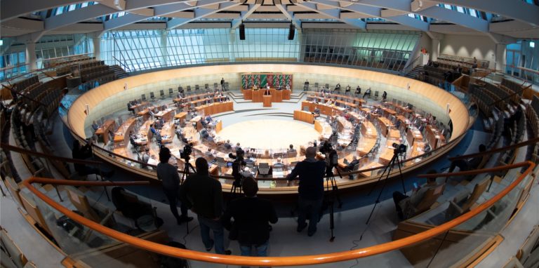 Die Opposition im Düsseldorfer Landtag fordert mehr Maßnahmen, um die vierte Welle der Corona-Pandemie zu brechen. (Symbolbild)