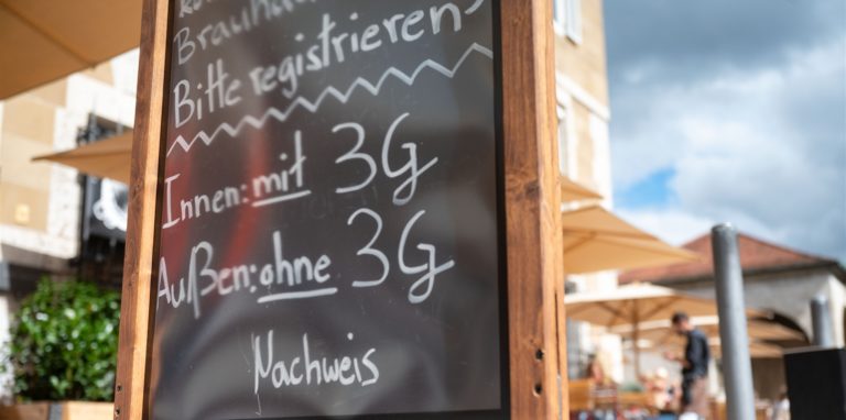 Gastronomen müssen kontrollieren, ob ihre Gäste geimpft, genesen oder auf Corona getestet sind. Aber auch die Gastronomen selbst werden überprüft – vom Ordnungsamt.