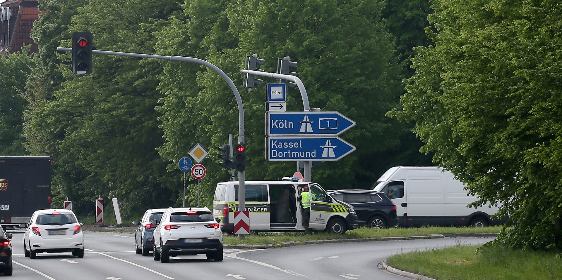 Die Auf- und Abfahrt in Richtung Köln wird durch eine Nachtbaustelle lahm gelegt.