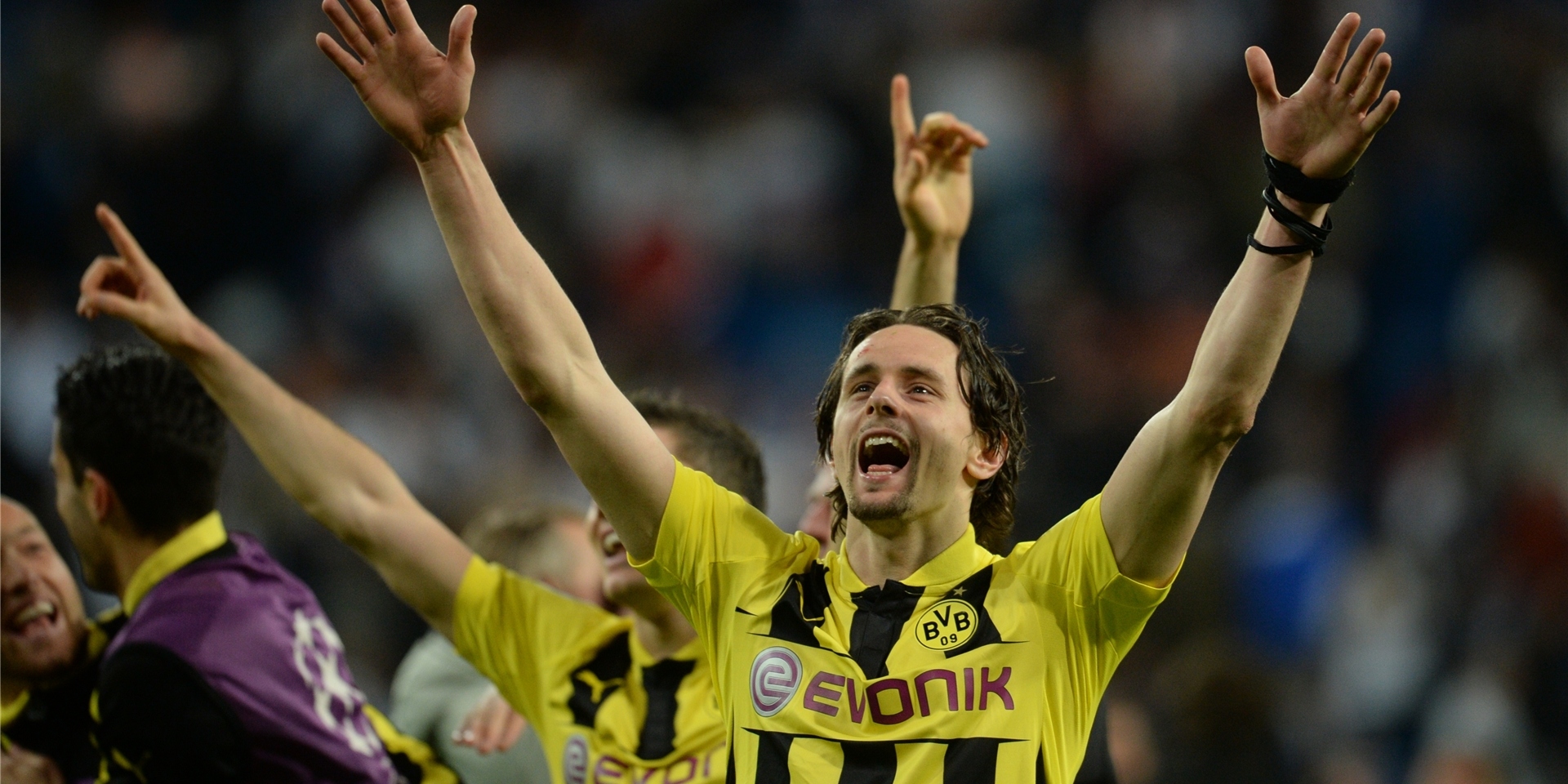 Neven Subotic jubelt im Trikot von Borussia Dortmund.