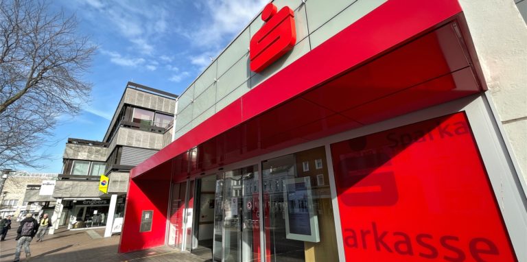 Die Sparkasse Unna-Kamen passt für Teile ihres Filialnetzes die Öffnungszeiten an. Hier, in der Hauptstelle in Unnas Stadtmitte, bleibt alles wie gehabt.